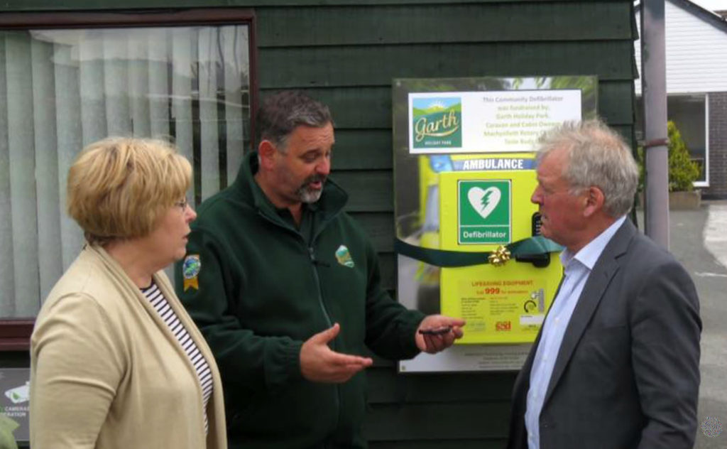 MP Glyn Davies (right) with park owner Edward Rhodes and holiday home owner and former nurse Margaret Fuller