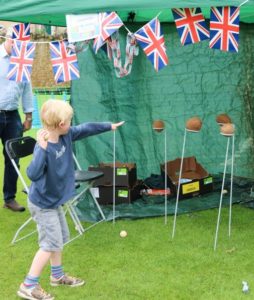 Don't be shy: guests do their best to conquer the coconuts</em srcset=